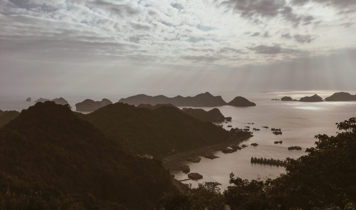 Ostrov Cat Ba je skvělou alternativou k přelidněné turistické atrakci Ha Long Bay.