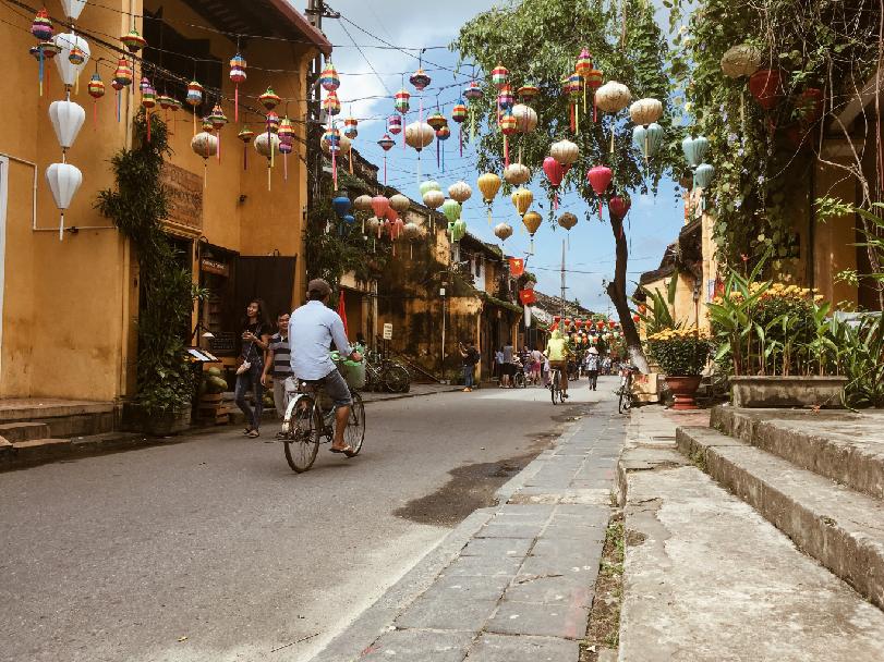 Pohled na tradiční lampiony ve vietnamském městě Hoi An se nám naskytl při výletě do centrálních uliček.