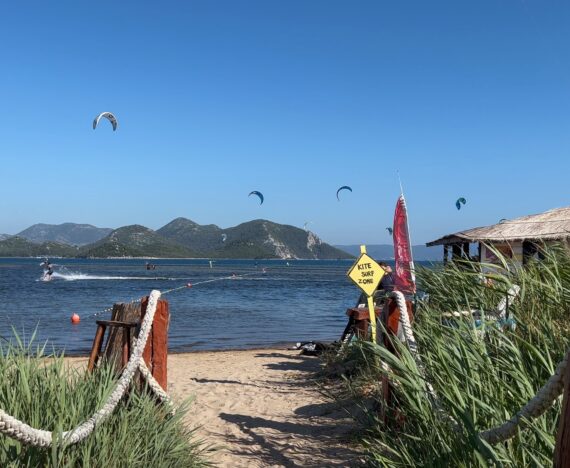 Chorvatská kitesurfingová pláž při deltě řeky Neretvy.